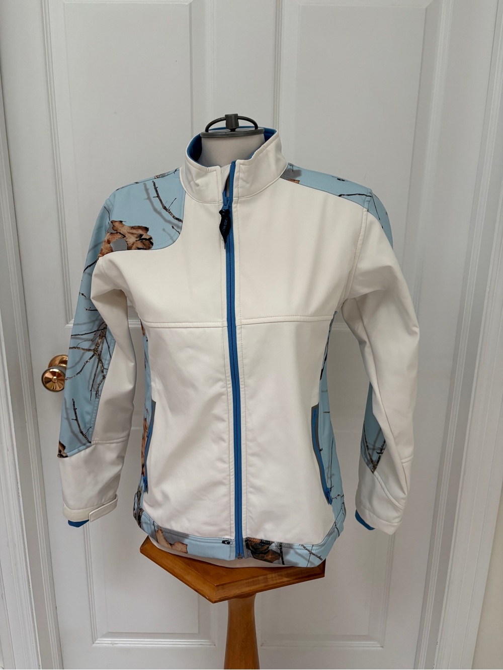 Yukon Gear women’s Jacket with Light Blue Floral camouflage Panels
